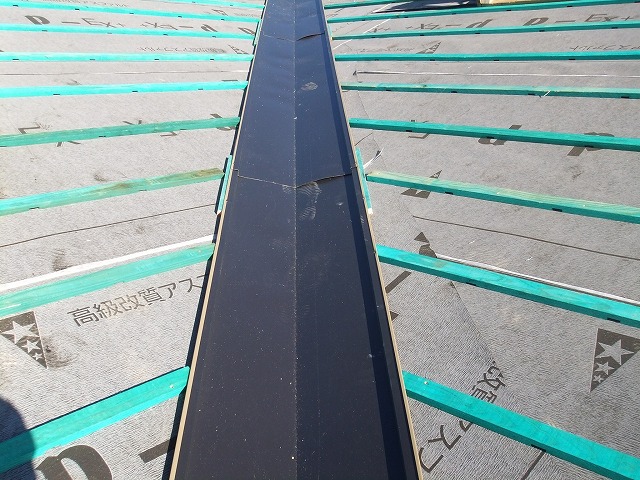 谷板金を設置した屋根